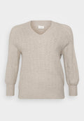 Beige gestrickter Pullover mit V-Ausschnitt, der ein strukturiertes Zickzackmuster aufweist, lange Ärmel sowie gerippte Bündchen und Saum hat. Leichter Stoff.