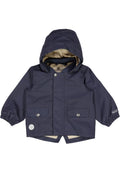 Marineblaue wasserdichte Jacke mit Kapuze, elastischen Bündchen, zwei Fronttaschen und kariertem Futter. „WHEAT“-Logo-Akzent am Ärmel.