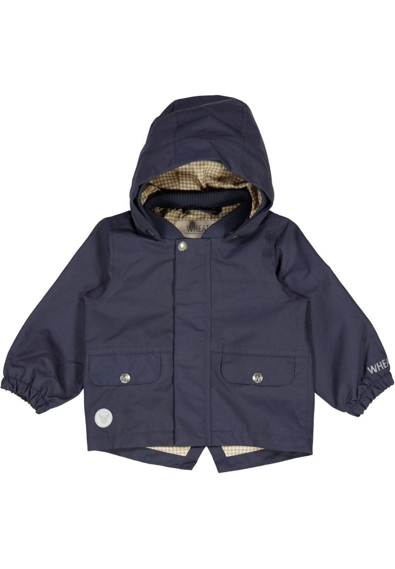 Marineblaue wasserdichte Jacke mit Kapuze, elastischen Bündchen, zwei Fronttaschen und kariertem Futter. „WHEAT“-Logo-Akzent am Ärmel.