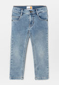 Helle blaue Kleinkinder-Jeans mit Knopfverschluss, Gürtelschlaufen, Fronttaschen und Timberland-Logo-Tag am Bund.
