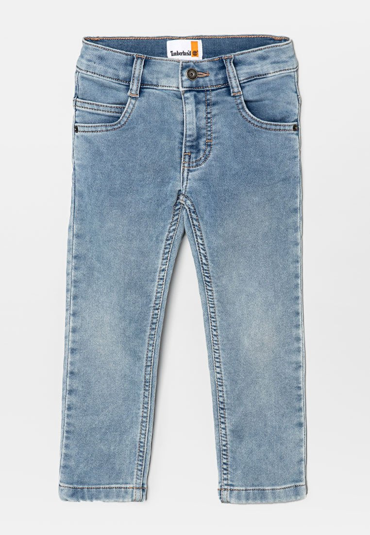 Helle blaue Kleinkinder-Jeans mit Knopfverschluss, Gürtelschlaufen, Fronttaschen und Timberland-Logo-Tag am Bund.
