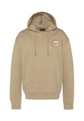 Beiger Kapuzenpullover mit einer Fronttasche, Kordelzug an der Kapuze und einem runden rot-weißen Logo auf der linken Brust. Weiche Stoffstruktur.