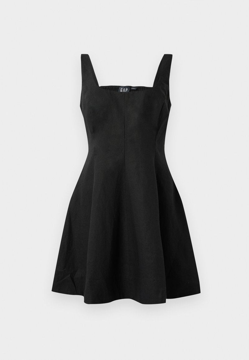 Schwarzes ärmelloses Kleid mit einem figurbetonten Oberteil und einem schwingenden Rock, aus glattem Stoff gefertigt. Quadratischer Ausschnitt und minimale Nähte für einen klaren Look.