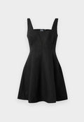 Schwarzes ärmelloses Kleid mit einem figurbetonten Oberteil und einem schwingenden Rock, aus glattem Stoff gefertigt. Quadratischer Ausschnitt und minimale Nähte für einen klaren Look.