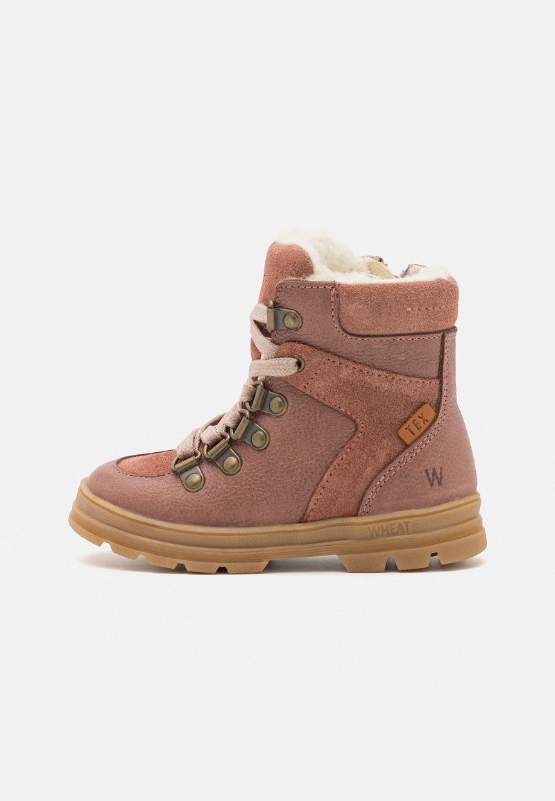 Wasserdichte Knöchelstiefel aus hellrosa Leder mit weicher weißer Innenausstattung, robuster brauner Sohle und metallischen Ösen zum Schnüren. Mit einem Logo-Detail.