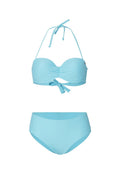Helles blaues Bikini-Set mit einem Bandeau-Oberteil mit drehendem Vorderteil und Halterneck-Bändern, kombiniert mit hochgeschnittenen Bikini-Unterteilen.