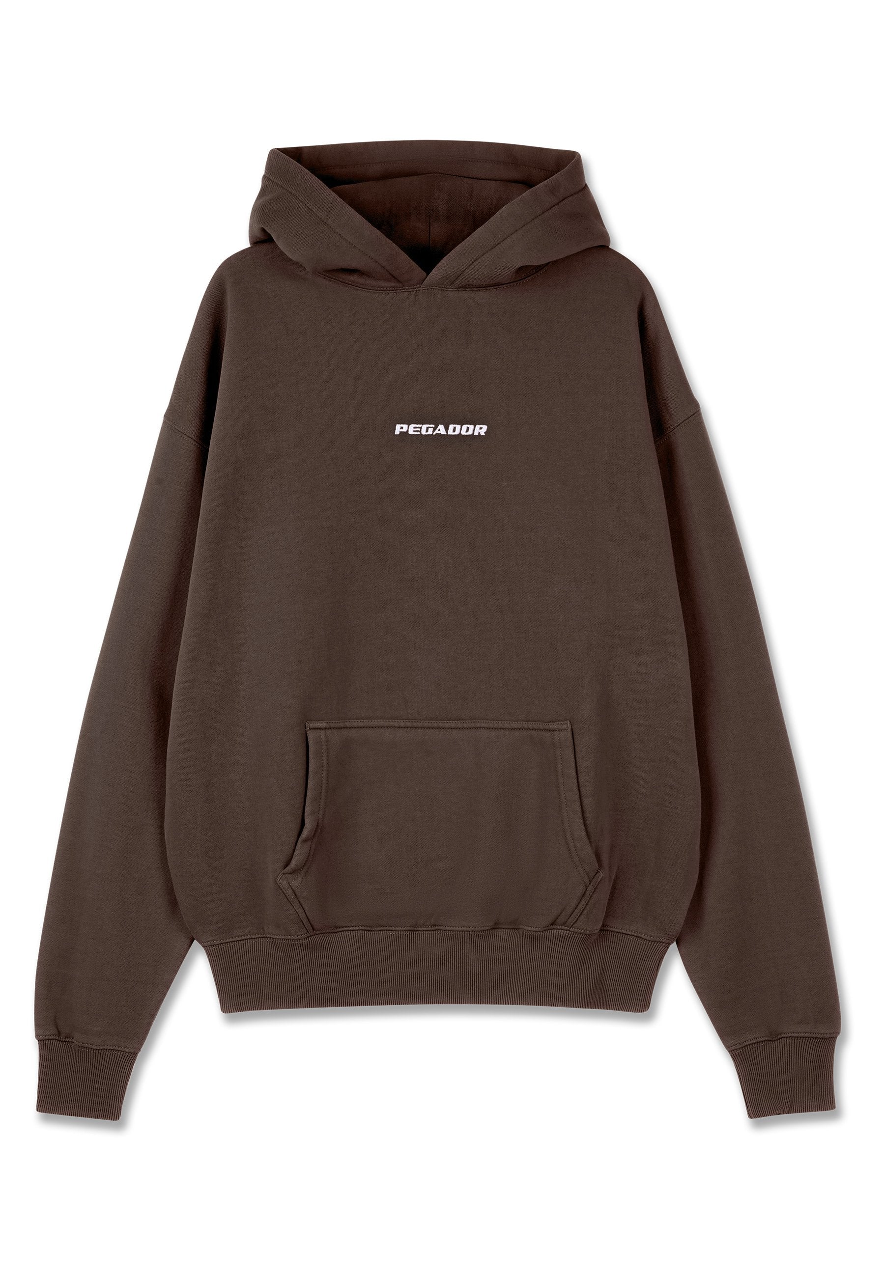 Brauner Pullover-Hoodie mit vorderer Kängurutasche und zentriertem "PEGADOR"-Textlogo auf der Brust.