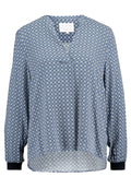 Langärmlige Bluse in Blau mit geometrischem Muster. Leichter Stoff, runder Ausschnitt und kontrastierende dunkle Bündchen. Flüssige Silhouette mit leichtem High-Low-Saum.