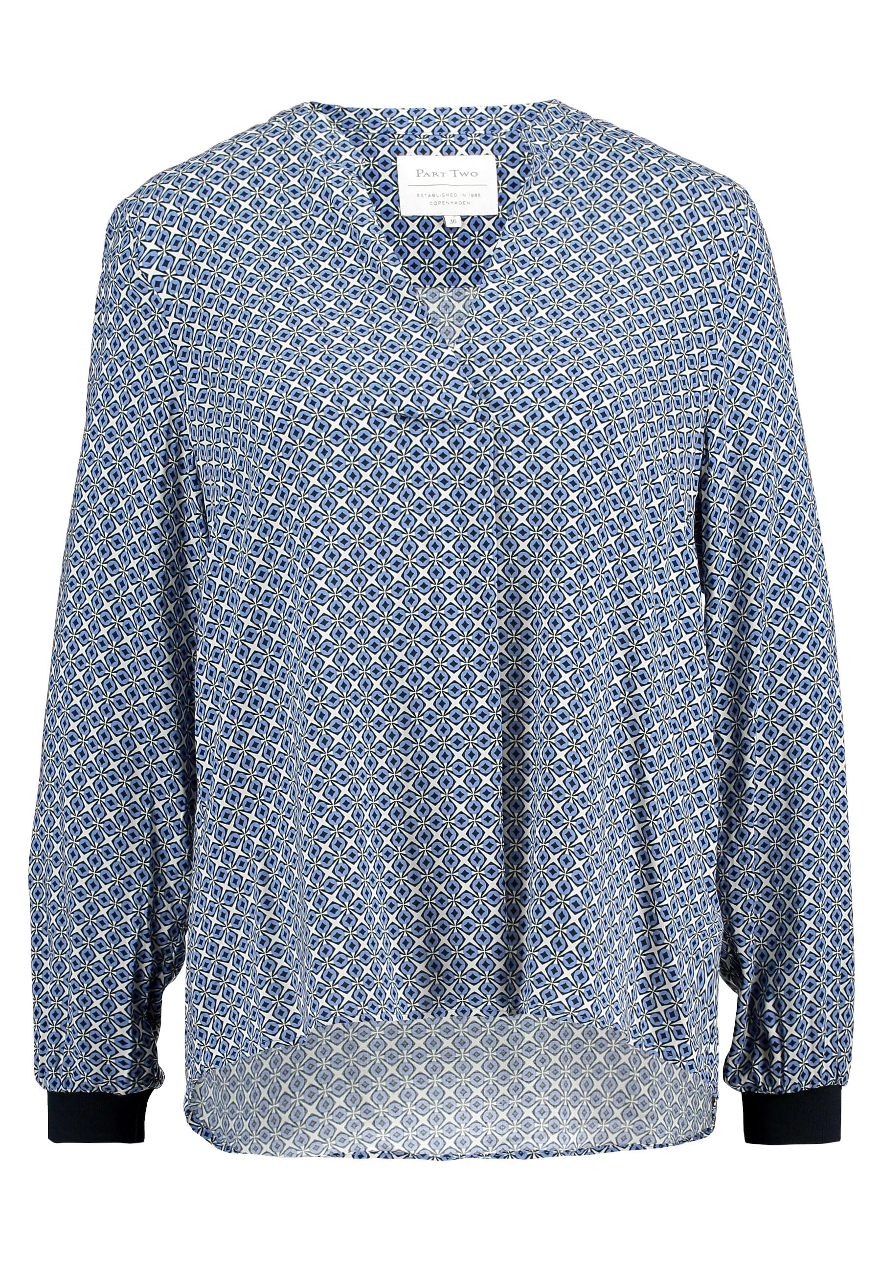 Langärmlige Bluse in Blau mit geometrischem Muster. Leichter Stoff, runder Ausschnitt und kontrastierende dunkle Bündchen. Flüssige Silhouette mit leichtem High-Low-Saum.