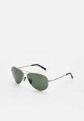 Silberne Metall-Fliegerbrille mit grün getönten Gläsern und schwarzen Bügeln, auf dem Rahmen mit "Porsche Design" gebrandet.