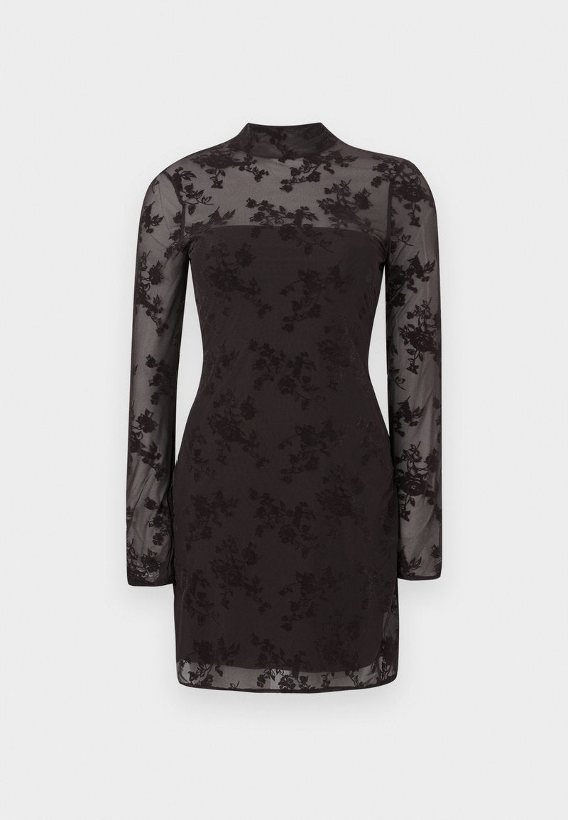Schwarzes Blumenkleid mit hohem Kragen, langen transparenten Ärmeln und einer taillierten Silhouette mit detaillierten Blumenmustern auf transparentem Stoff.
