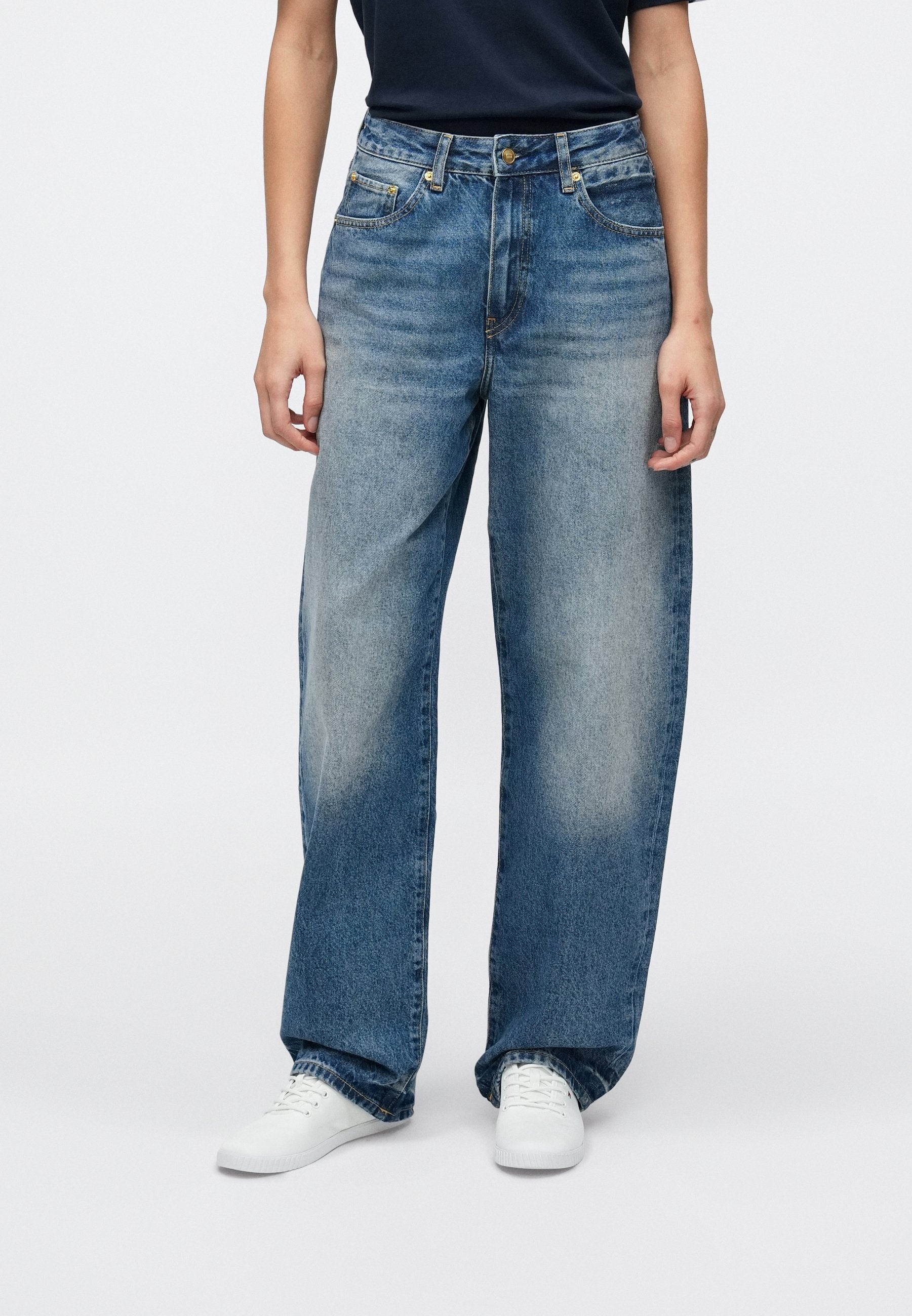 MID RISE TAPERED BARREL LEG JEANS Media 3