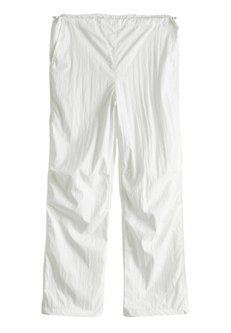Weiße, leichte, locker sitzende Hose mit einer gewellten Textur. Verfügt über einen elastischen Bund und ein gerades Beinform-Design ohne Verzierungen.