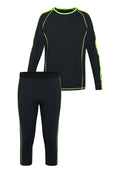 Schwarzes langärmliges Oberteil und dreiviertellange Leggings mit neongrünen Akzentnähten. Der Stoff wirkt glatt und dehnbar. Das Markenlogo ist auf dem Bund sichtbar.