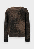Braun-schwarz gemusterter Pullover aus weichem Material mit Rundhalsausschnitt und gerippten Bündchen. Flauschige Textur durchgehend, mit einem Farbverlauf-Design.