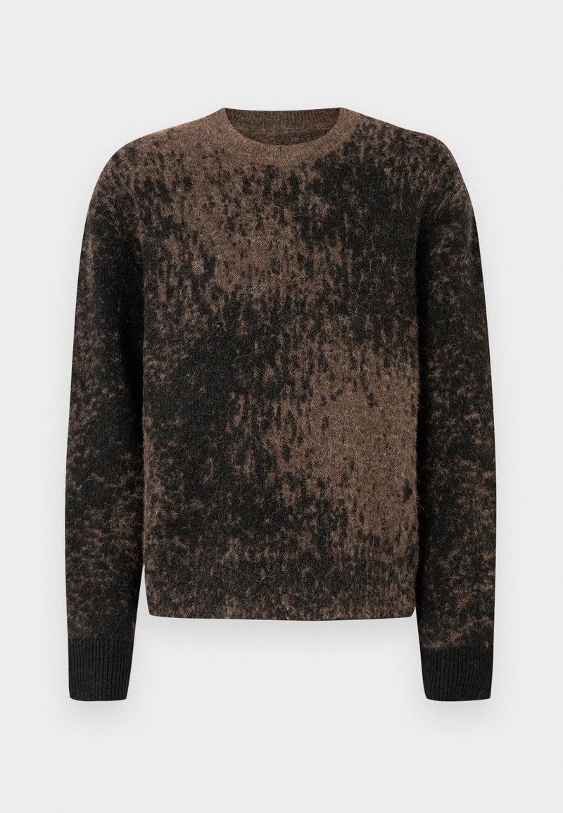Braun-schwarz gemusterter Pullover aus weichem Material mit Rundhalsausschnitt und gerippten Bündchen. Flauschige Textur durchgehend, mit einem Farbverlauf-Design.