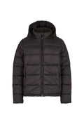 Schwarze, kapuzengetragene Daunenjacke mit gestepptem Design, Frontreißverschluss und zwei seitlichen Taschen mit einer glatten, matten Oberfläche.