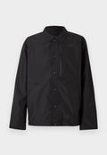 Schwarze Button-Up-Jacke mit Kragen, langen Ärmeln, Brust-Reißverschlusstasche und dezentem Logo auf der linken Brust.
