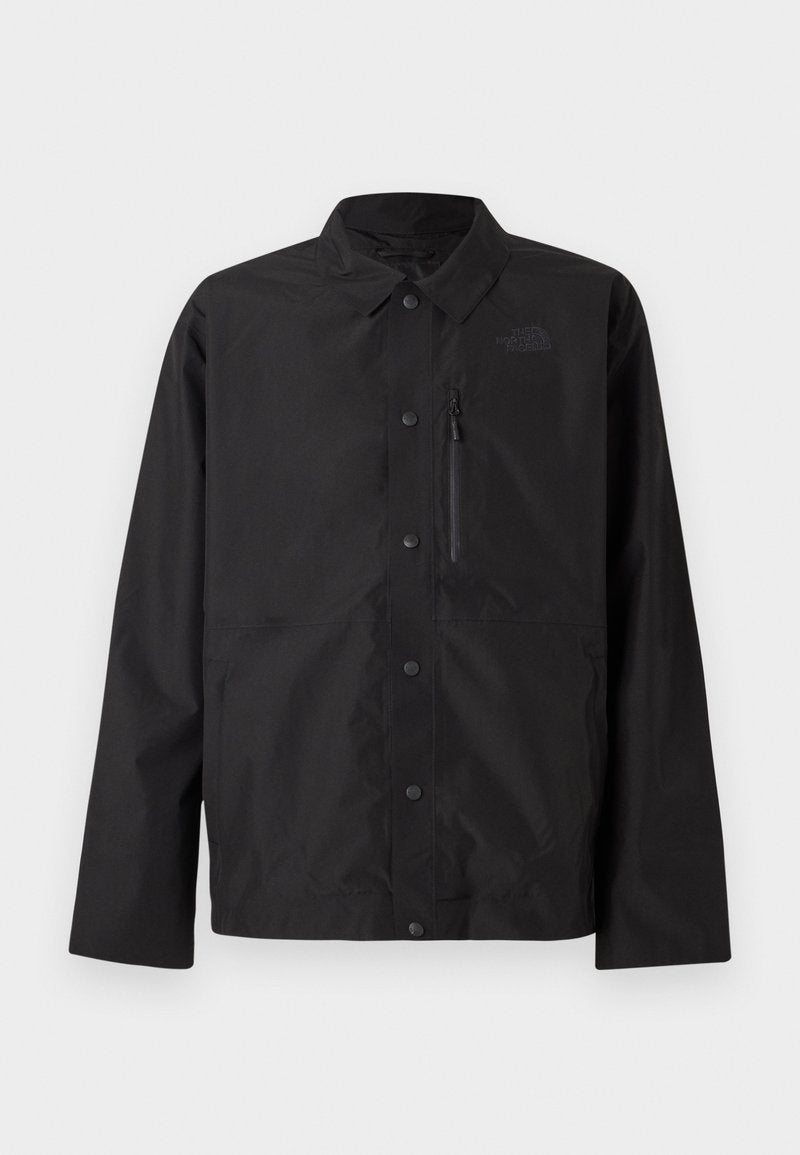 Schwarze Button-Up-Jacke mit Kragen, langen Ärmeln, Brust-Reißverschlusstasche und dezentem Logo auf der linken Brust.