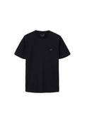 Schwarzes kurzärmeliges T-Shirt aus Baumwolle mit Rundhalsausschnitt. Verfügt über ein kleines, dezentes Logo auf der linken Brustseite. Glatte Textur.