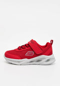Roter Kindersportschuh mit weißer Sohle, schwarzen elastischen Schnürsenkeln, verstellbarem Klettverschluss und atmungsaktivem Mesh-Obermaterial.