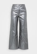 Silberne, weite Hosen aus einem metallischen, glänzenden Stoff mit glatter Textur. Enthält zwei Fronttaschen und einen Knopfverschluss an der Taille.
