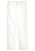 Weisse Baumwoll-Hosen mit weitem Bein, zwei Fronttaschen, einem Doppelknopfverschluss und einer leicht strukturierten Oberfläche. Sauberes und simples Design.
