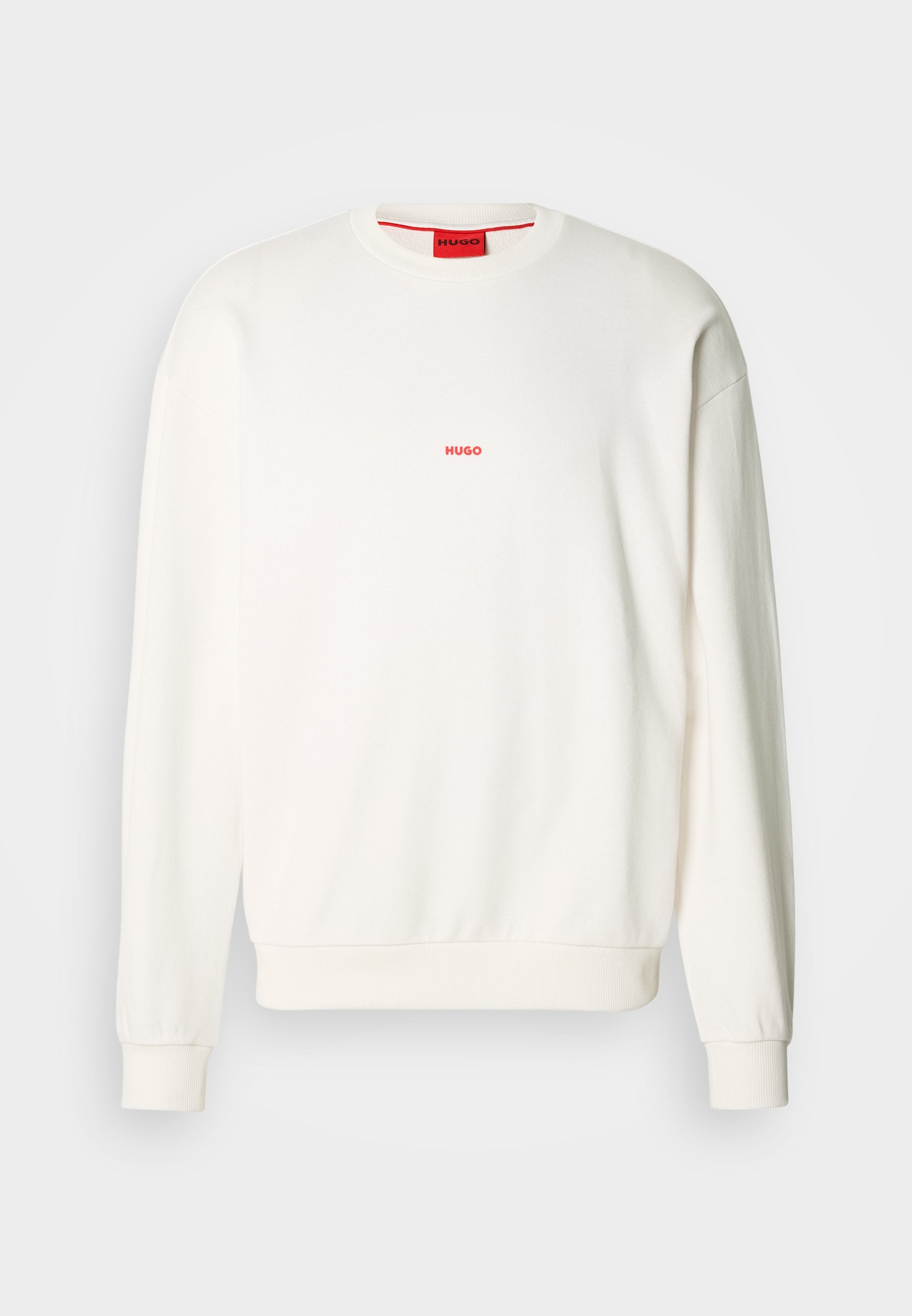 Weißes Sweatshirt aus weichem Stoff, mit Rundhalsausschnitt, langen Ärmeln und einem kleinen roten "HUGO"-Logo auf der Brust.