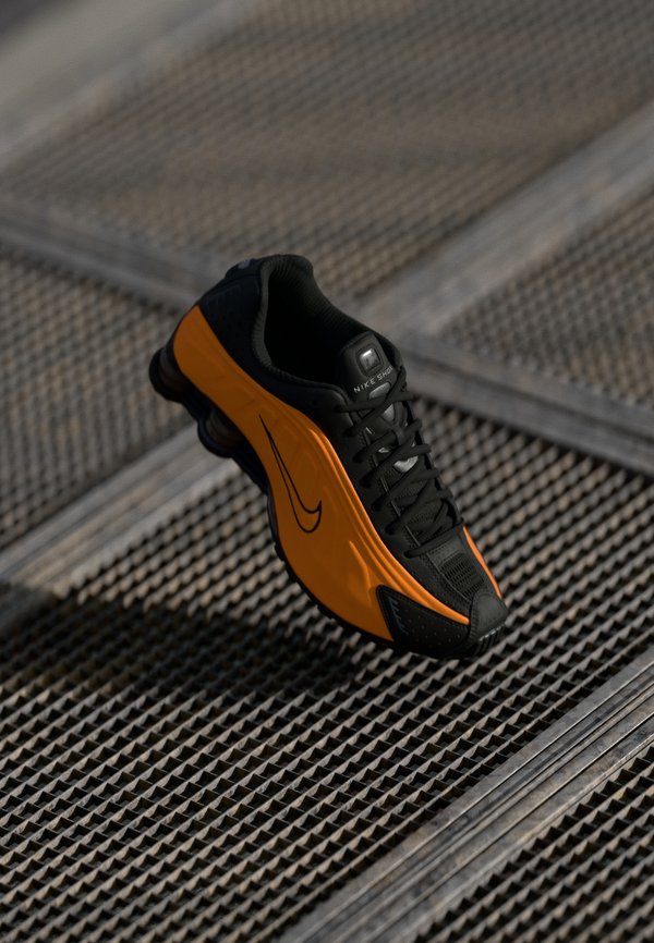 Nike Sportswear SHOX R4 UNISEX - Trainers - bright ceramic/black/metallic dark grey/dark grey