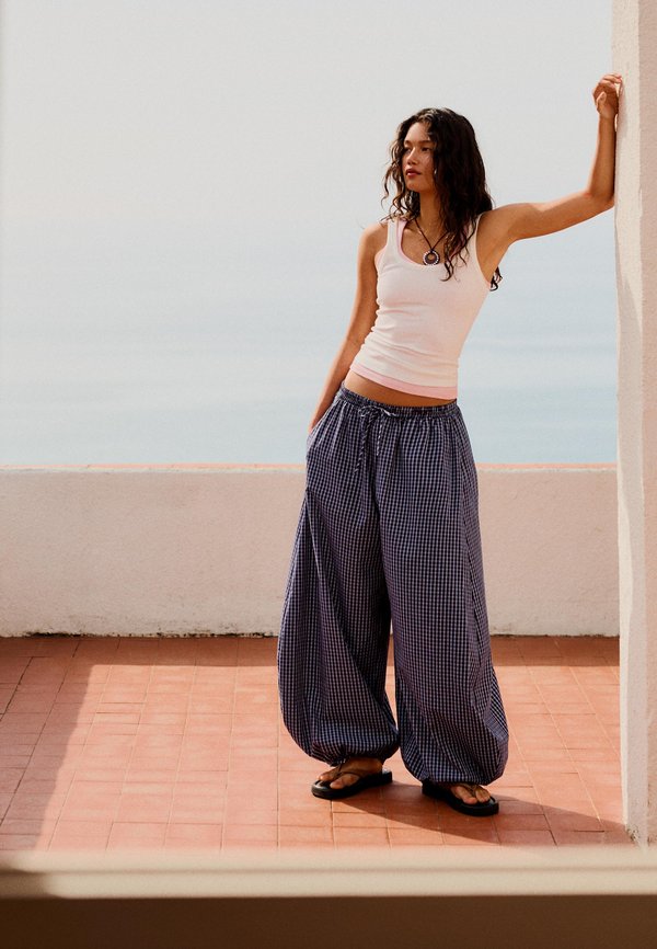 Bershka Trousers - bordeaux