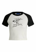 Cropped T-Shirt aus Baumwollmischung mit schwarzen Raglan-Ärmeln. Mit einem Cartoon-Grafik eines lächelnden Pizzastücks und dem Text "Pizza My Heart".