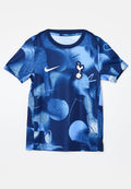 Das navyblaue Kurzarmtrikot präsentiert ein abstraktes blaues Muster, ein Nike-Logo auf der Brust und einen runden Ausschnitt, hergestellt aus leichtem Stoff.