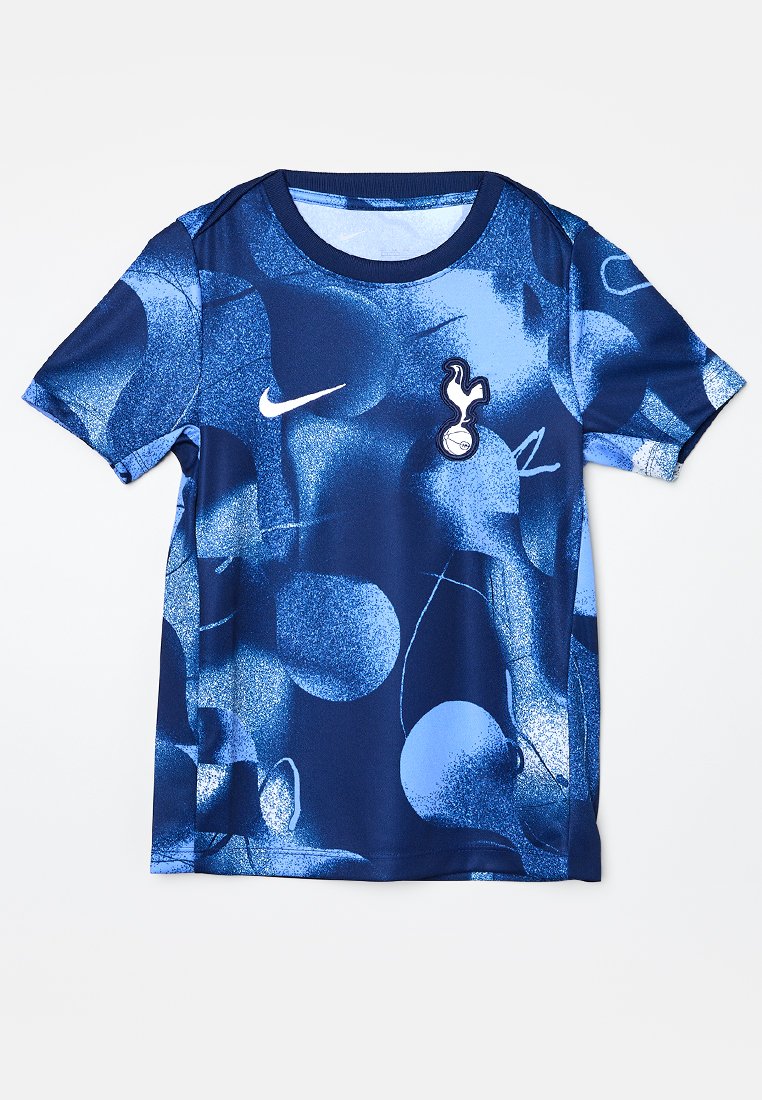 Das navyblaue Kurzarmtrikot präsentiert ein abstraktes blaues Muster, ein Nike-Logo auf der Brust und einen runden Ausschnitt, hergestellt aus leichtem Stoff.