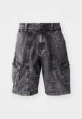 Schwarze Denim-Cargo-Shorts mit einer verblassten Textur, zwei Seiten Taschen und einem Knopfverschluss. Knie-lange mit verstärkten Nähten.