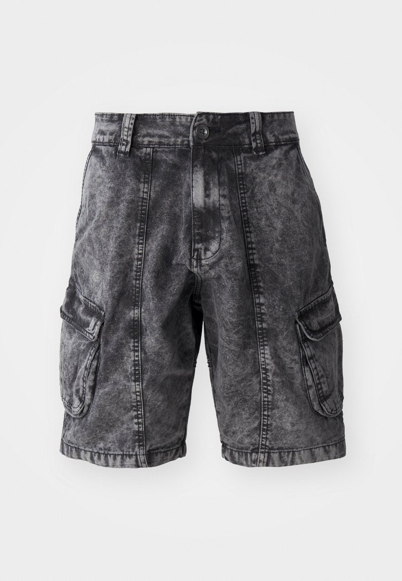 Schwarze Denim-Cargo-Shorts mit einer verblassten Textur, zwei Seiten Taschen und einem Knopfverschluss. Knie-lange mit verstärkten Nähten.