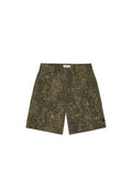Grün-braune, abstrakt gemusterte, knielange Shorts mit Seitentaschen und einem kleinen schwarzen Logo-Patch am linken Bein.