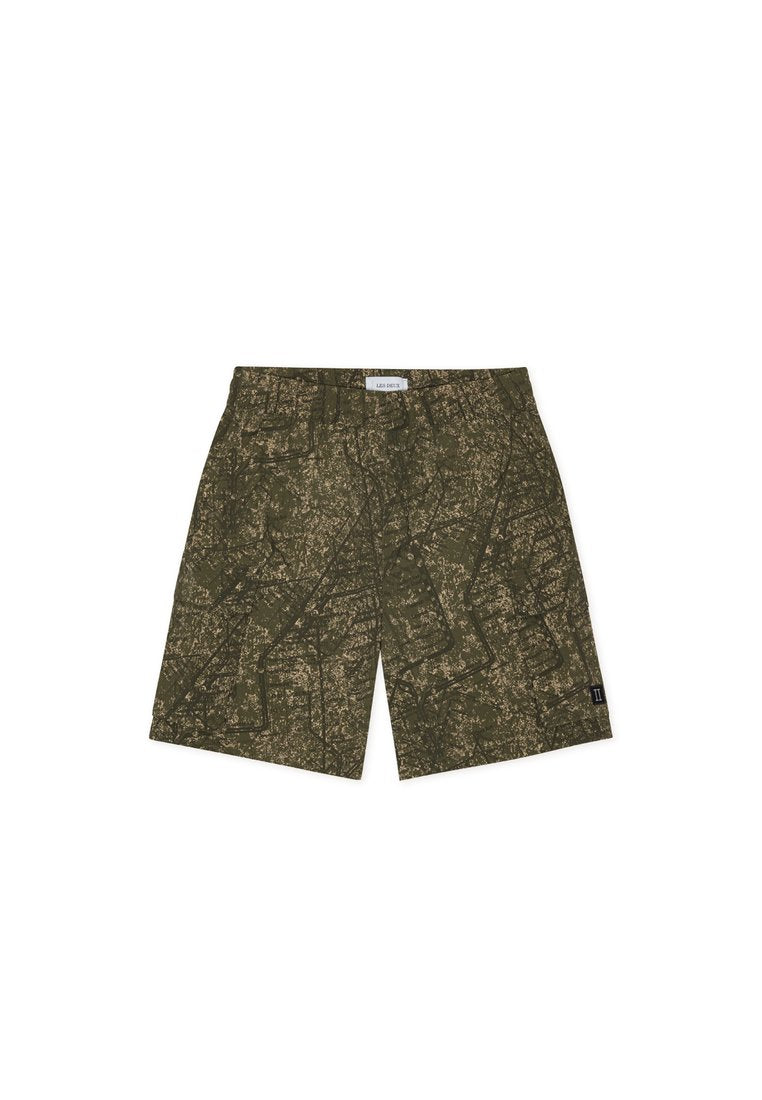 Grün-braune, abstrakt gemusterte, knielange Shorts mit Seitentaschen und einem kleinen schwarzen Logo-Patch am linken Bein.