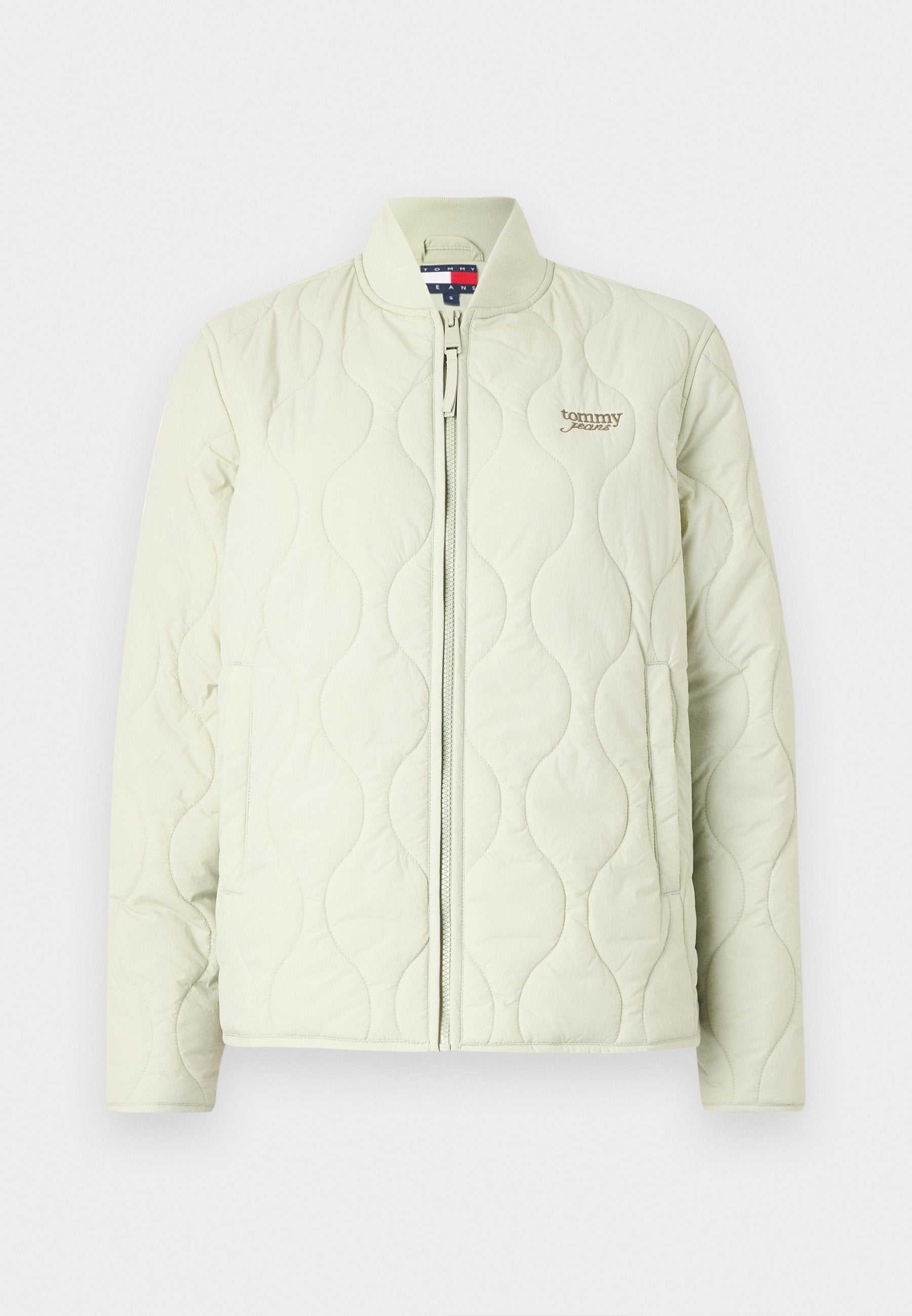 Hellgrüne gesteppte Jacke mit Reißverschluss, rundem Kragen und besticktem Logo auf der Brust. Weiche Textur und strukturierter Schnitt.