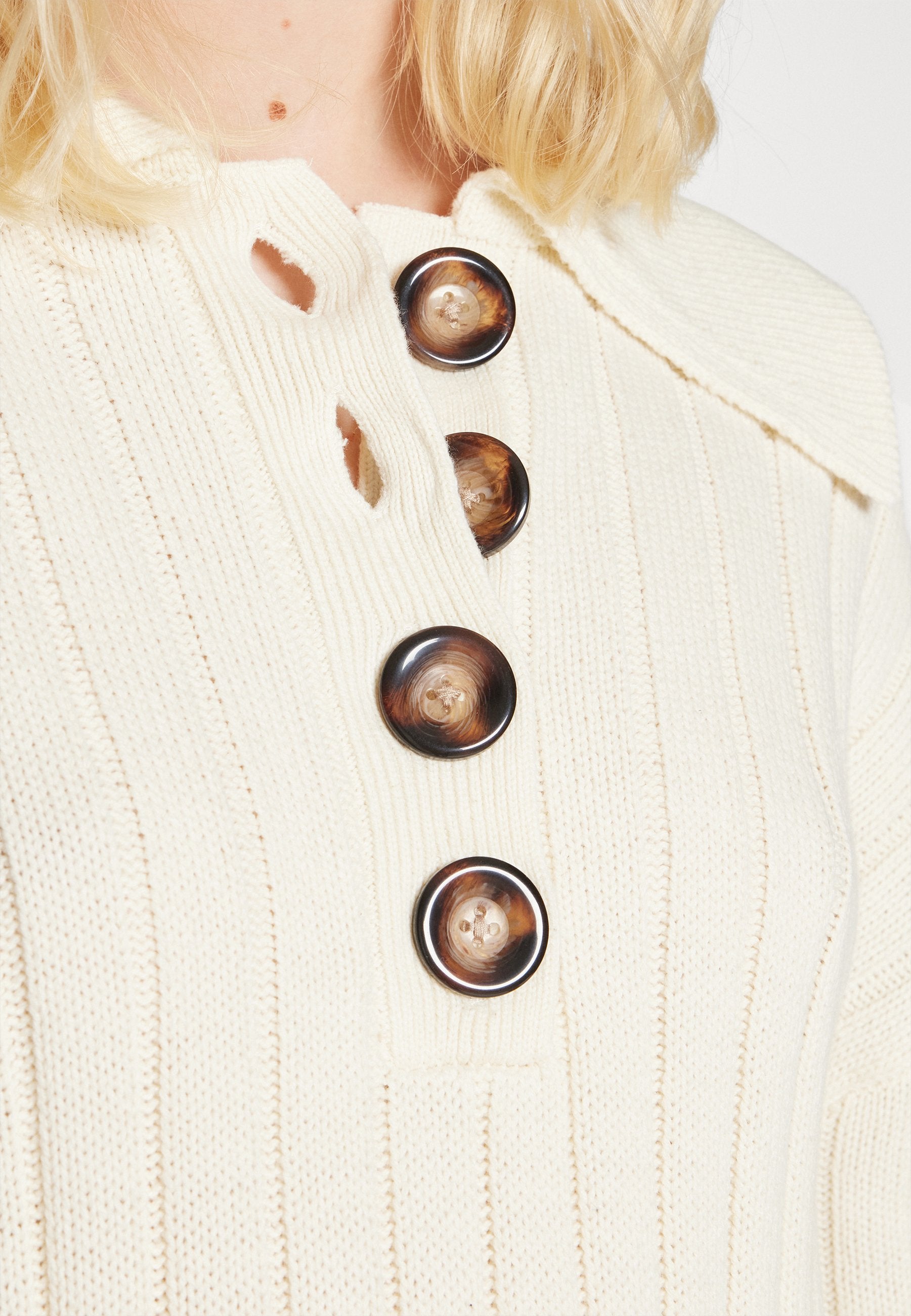 NA-KD OVERSIZED BUTTON DETAIL