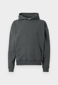 Kapuzensweatshirt aus dunkel grauem Stoff mit einer Fronttasche, gerippten Bündchen und Saum, lockerer Passform und weichem Material.