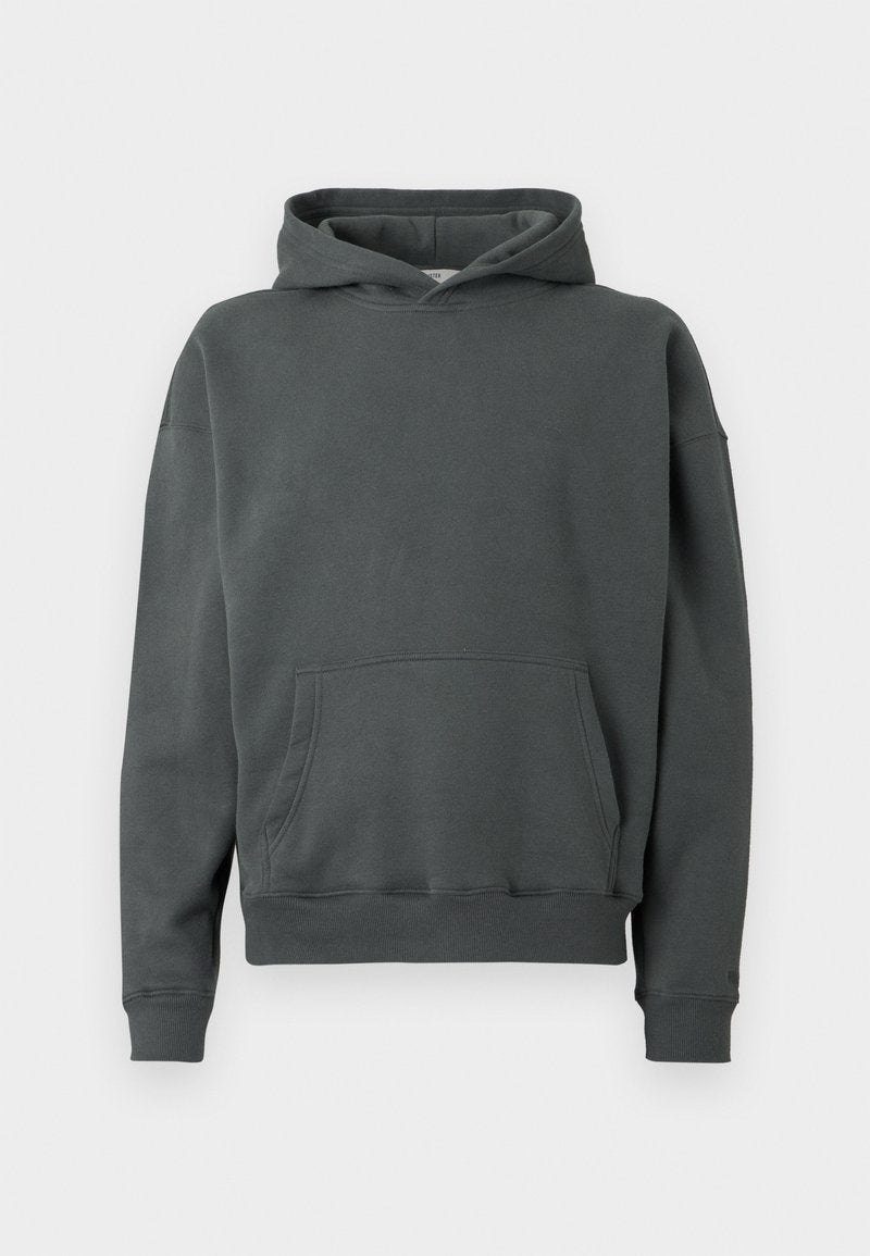 Kapuzensweatshirt aus dunkel grauem Stoff mit einer Fronttasche, gerippten Bündchen und Saum, lockerer Passform und weichem Material.