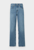 Blaue hochtaillierte gerade Jeans aus Denim mit vorderem Knopf und Taschen auf einem weißen Hintergrund.