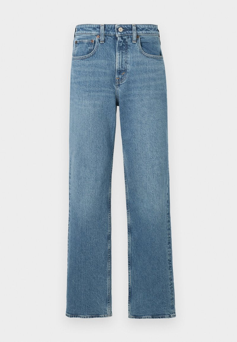 Blaue hochtaillierte gerade Jeans aus Denim mit vorderem Knopf und Taschen auf einem weißen Hintergrund.