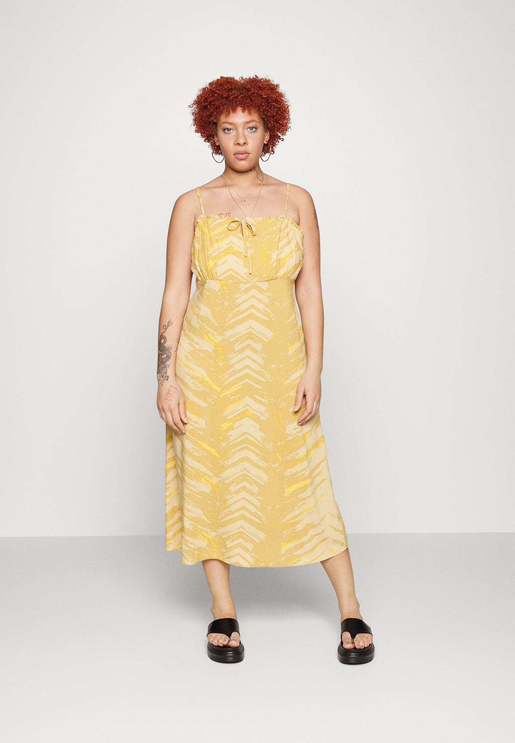 CARNOVA LIFE STRAP ALEXA MIDI DRESS Media 3