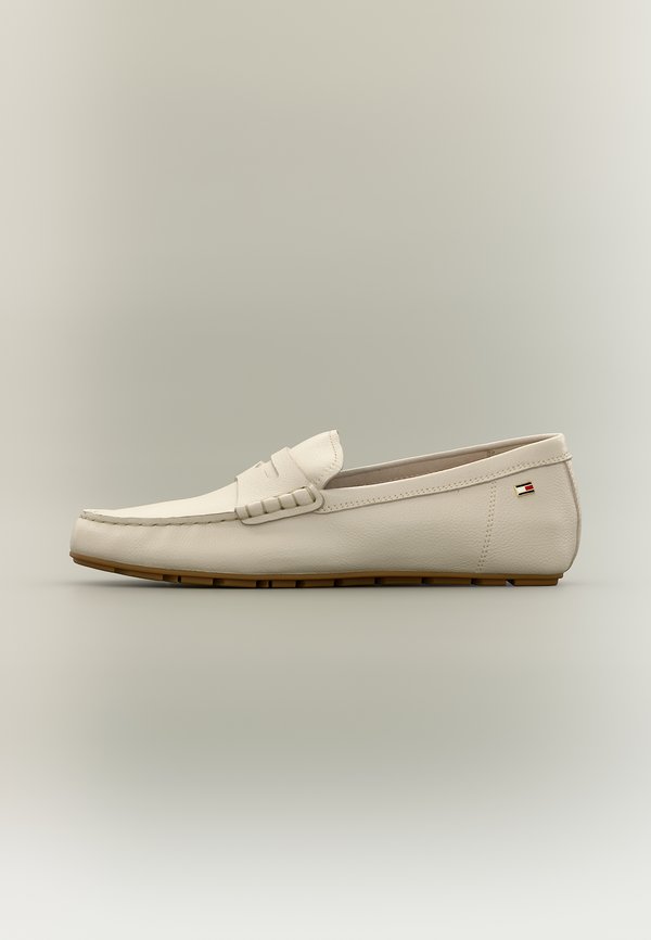 Tommy Hilfiger LEATHER ENAMEL FLAG DRIVER SHOES - Moccasins - classic beige