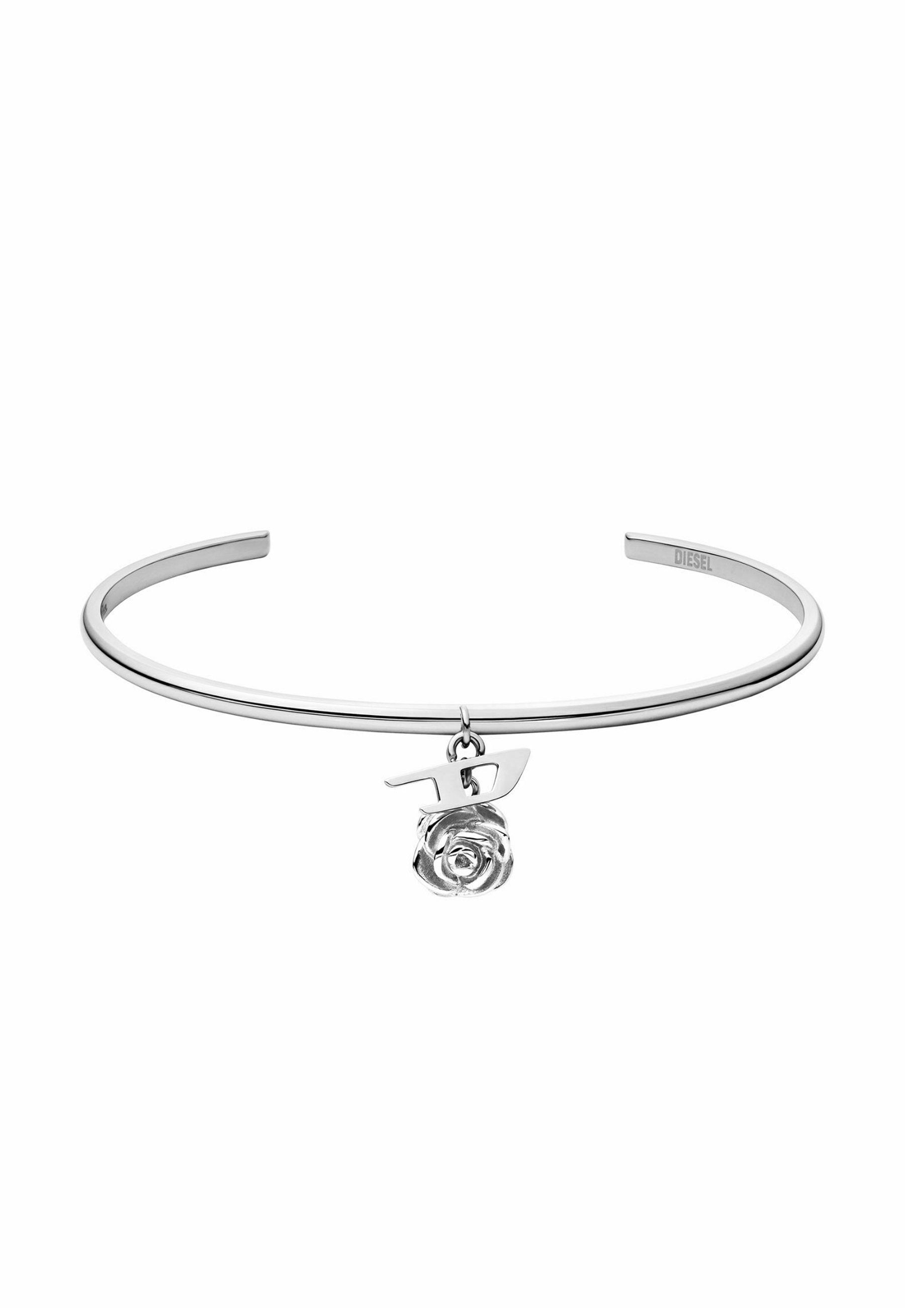 Silberne Armreife mit einem Ros charm und Hardware-Details, glatte Oberfläche und minimalistisches Design für ein elegantes Erscheinungsbild.