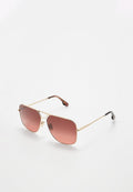 Sonnenbrille mit goldfarbenem Metallrahmen und rosé getönten Gläsern. Verfügt über einen Augenbrauenbalken und gemusterte Acetat-Tempelspitzen. Winkelige Form, leichtes Design.