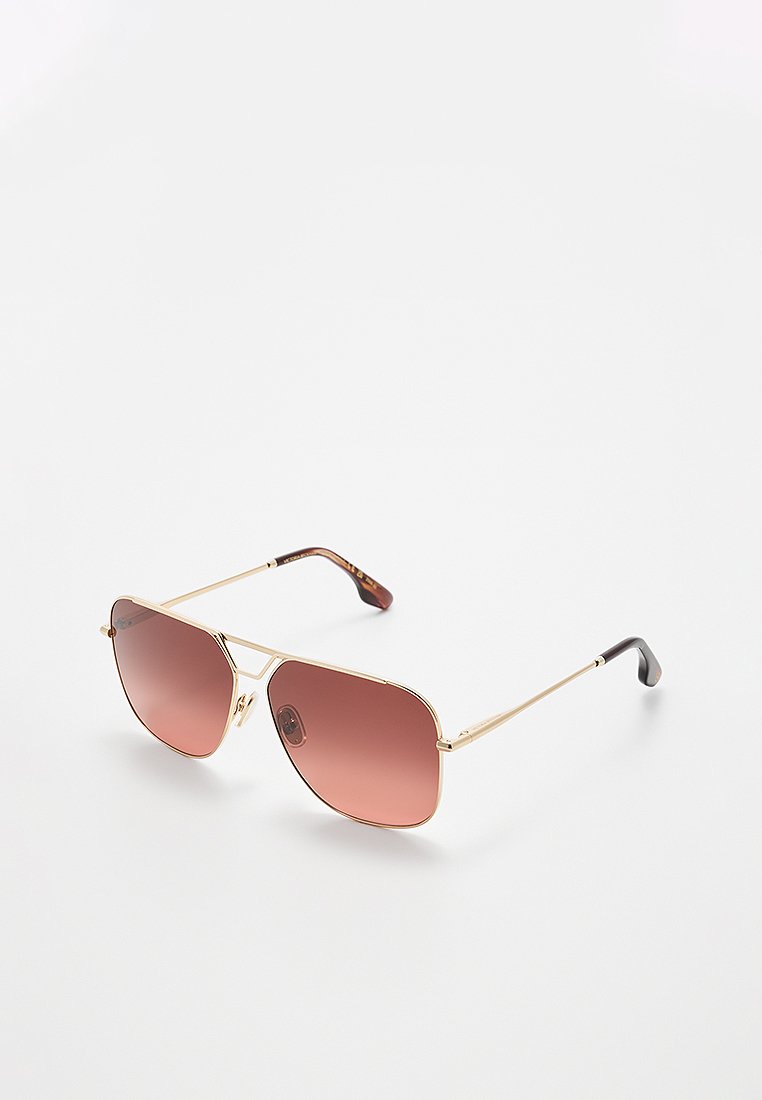 Sonnenbrille mit goldfarbenem Metallrahmen und rosé getönten Gläsern. Verfügt über einen Augenbrauenbalken und gemusterte Acetat-Tempelspitzen. Winkelige Form, leichtes Design.