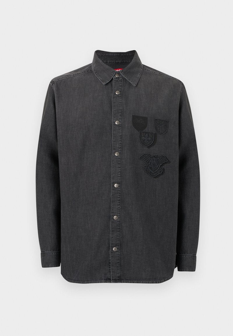 Schwarzes Denim-Hemd mit durchgehender Knopfleiste, langen Ärmeln, einem Kragen und drei bestickten Abzeichen auf der linken Brust. Strukturierter Stoff.