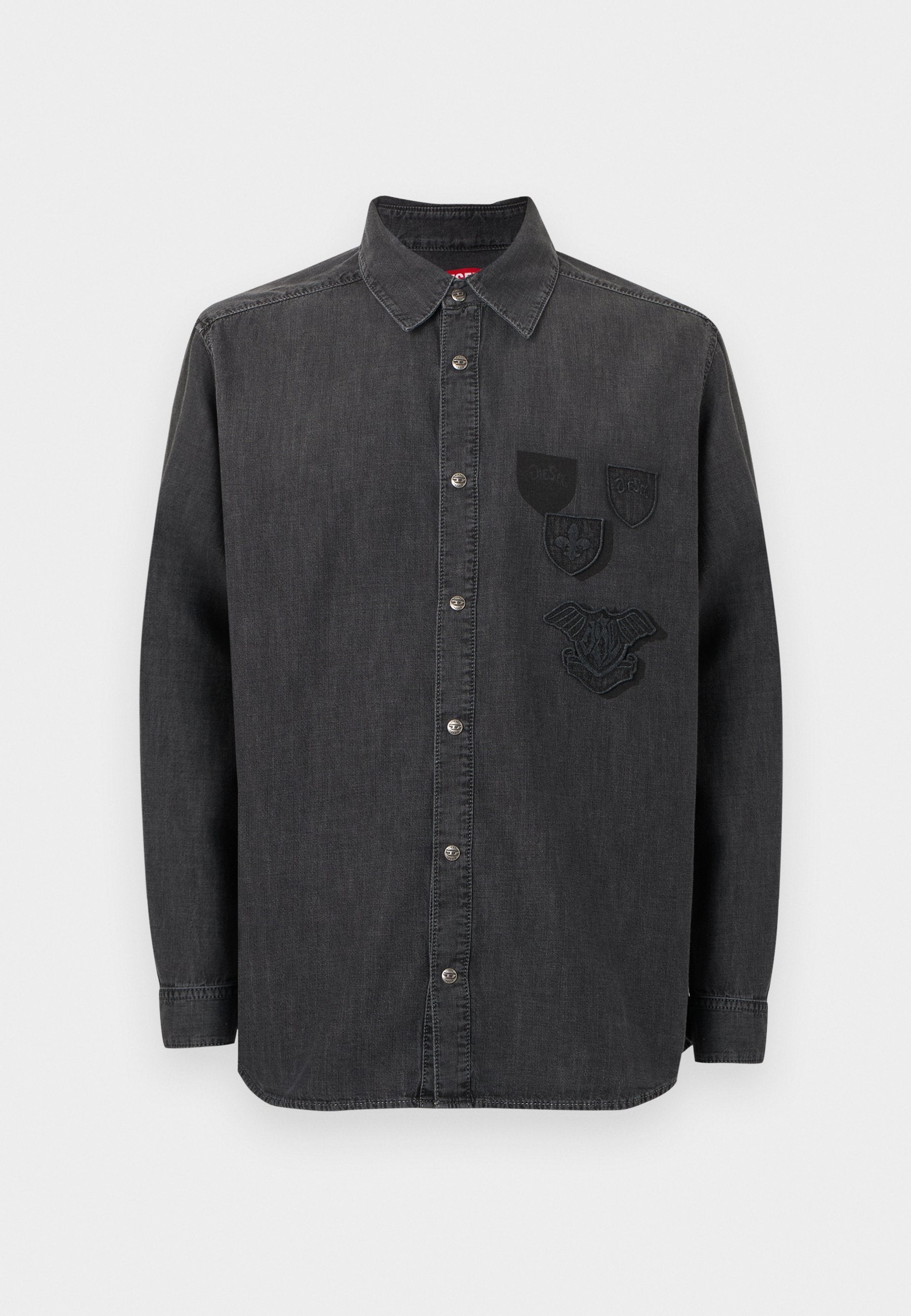 Schwarzes Denim-Hemd mit durchgehender Knopfleiste, langen Ärmeln, einem Kragen und drei bestickten Abzeichen auf der linken Brust. Strukturierter Stoff.